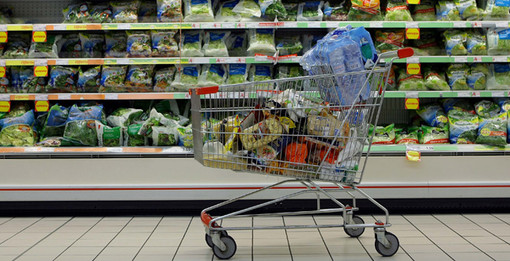 Un carrello della spesa in supermercato