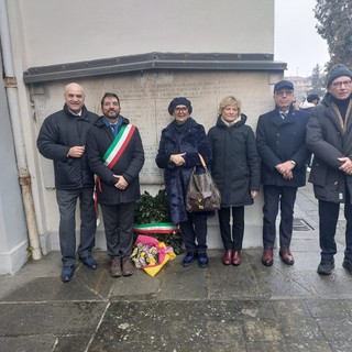 La deposizione della corona di fiori durante la giornata della memoria al cimitero ebraico di Asti