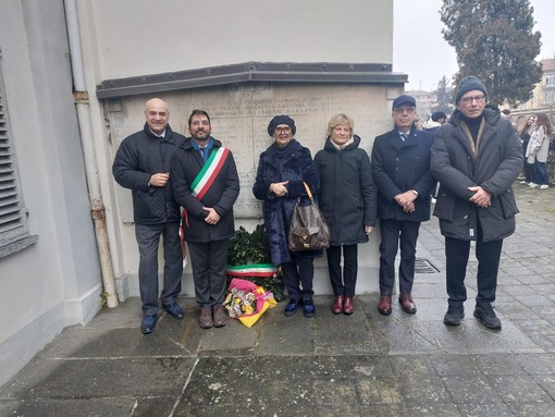 La deposizione della corona di fiori durante la giornata della memoria al cimitero ebraico di Asti