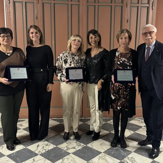 Le coordinatrici infermieristiche nominate &quot;Ambasciatrici della Fondazione Astigiana per la Salute del Territorio. Da sinistra: Maria Grazia Piatti (coord. inf. Immunoematologia e Medicina Trasfusionale), Federica Quinto (vice presidente Fondazione), Daniela Carretto (coord. Gastroenterologia ed Endoscopia Digestiva), Luisa Amalberto (presidente Fondazione), Caterina Franco (coord. inf. Sale di elettrofisiologia ed emodinamica della Cardiologia), Giorgio Calabrese (presidente Comitato tecnico-scientifico Fondazione)