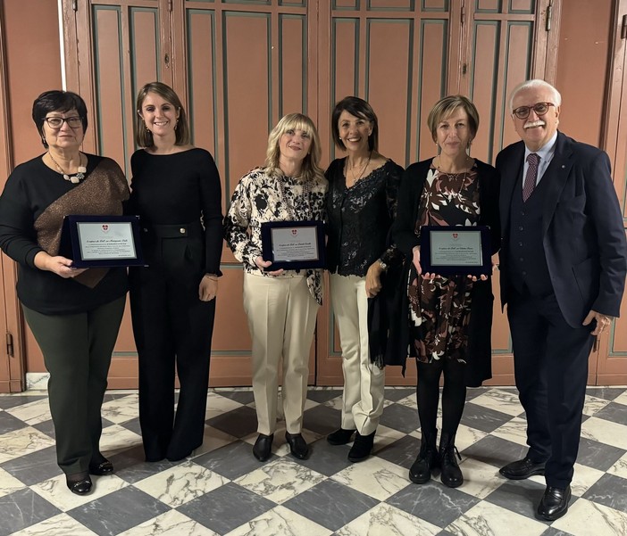 Le coordinatrici infermieristiche nominate &quot;Ambasciatrici della Fondazione Astigiana per la Salute del Territorio. Da sinistra: Maria Grazia Piatti (coord. inf. Immunoematologia e Medicina Trasfusionale), Federica Quinto (vice presidente Fondazione), Daniela Carretto (coord. Gastroenterologia ed Endoscopia Digestiva), Luisa Amalberto (presidente Fondazione), Caterina Franco (coord. inf. Sale di elettrofisiologia ed emodinamica della Cardiologia), Giorgio Calabrese (presidente Comitato tecnico-scientifico Fondazione)