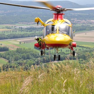 Furgone e auto finiscono in un cortile dopo uno scontro: 5 feriti