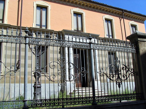 La facciata della Sinagoga di Asti, in via Ottolenghi