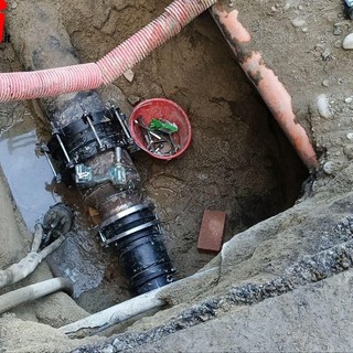 Dopo l'imponente guasto idrico, in corso Dante e via Gandolfino Roreto, si lavora al ripristino del manto stradale