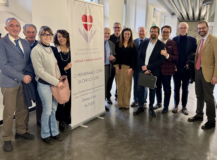 Da sinistra i relatori del primo incontro: Marco Penna (medico di famiglia), Matteo Paradiso (andrologo, responsabile Urologia Asl AT), Michela Franco (medico di famiglia), Luisa Amalberto (presidente Fondazione Astigiana Salute del Territorio), Piergiorgio Bricchi (presidente Utea), Gianluca Rossotto (responsabile Dermatologia Asl AT), Carmen Giuffrida (primario Chirurgia Asl AT), Paolo Pisani (primario Otorinolaringoiatria, direttore Dipartimento Chirurgia Asl AT), Alessandro Bianchi (primario Rianimazione-Anestesia Asl AT), Giancarlo Dapavo (primario Oculistica Asl AT), Vincenzo Sorisio (consigliere Fondazione Astigiana Salute Territorio, chirurgo), Federico Dettoni (primario Ortopedia Asl AT