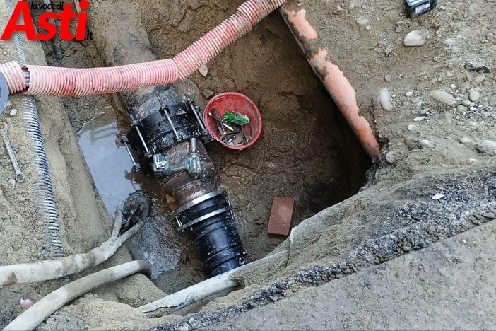 Dopo l'imponente guasto idrico, in corso Dante e via Gandolfino Roreto, si lavora al ripristino del manto stradale