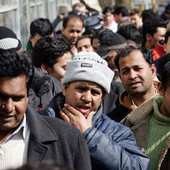 Migranti in fila per il permesso di soggiorno