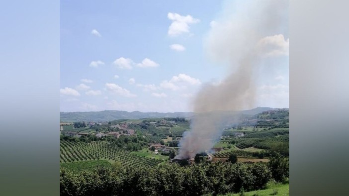Ancora in corso a Castagnole delle Lanze l'intervento dei vigili del fuoco per un incendio in frazione Olmo [VIDEO]