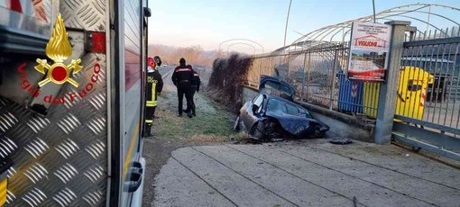 Tragedia tra Ferrere e Valfenera: auto finisce fuori strada e si schianta, morto il conducente