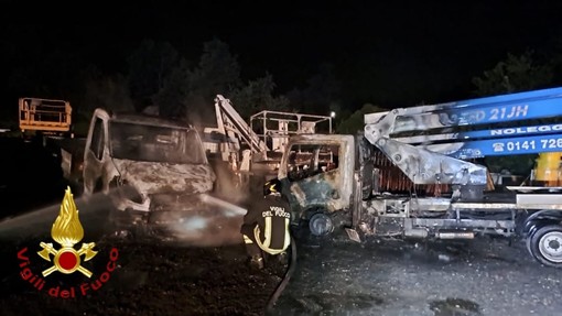 Vasto incendio in magazzino edile a Incisa Scapaccino. A fuoco 5 furgoni e due macchine