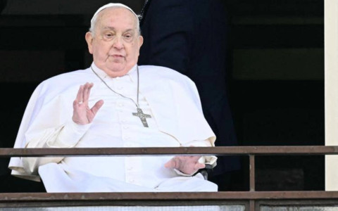 Papa Francesco si affaccia dal Gemelli e alza il pollice: &quot;Grazie a tutti&quot; (foto adnkronos)