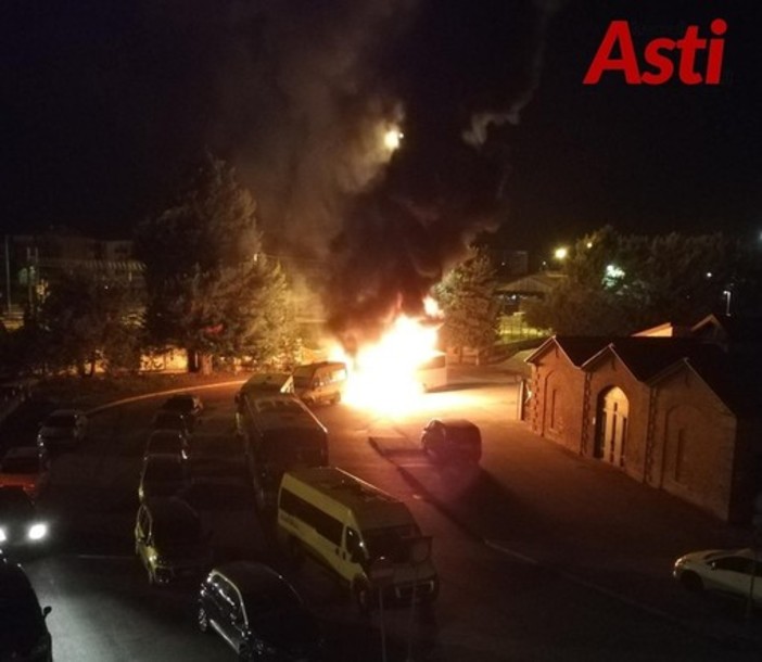 In questa e nelle successive immagini alcuni degli incendi dolosi che hanno generato grande allarme sociale in città