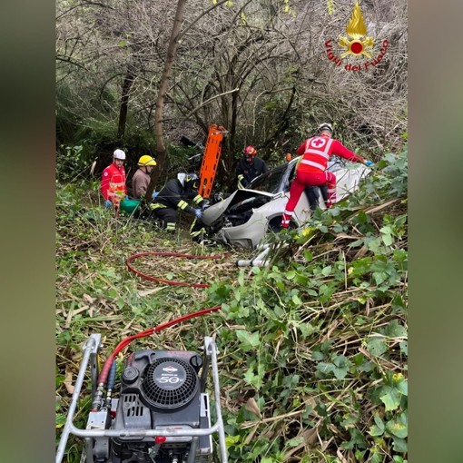 Auto finisce in una scarpata: conducente estratto dai vigili del fuoco