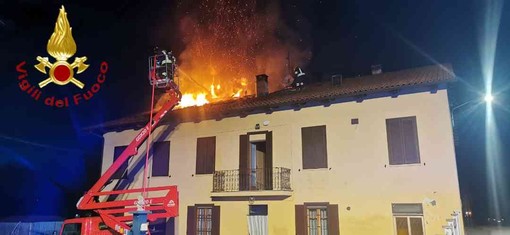 Incendio tetto di un cascinale a Cantarana: sul posto, da ore, i vigili del fuoco di Asti