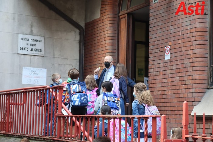 Nella foto, scattata la mattina del 14 settembre, il rientro delle classi alla Dante per l'inizio del nuovo anno scolastico