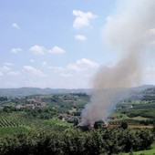 Ancora in corso a Castagnole delle Lanze l'intervento dei vigili del fuoco per un incendio in frazione Olmo [VIDEO]