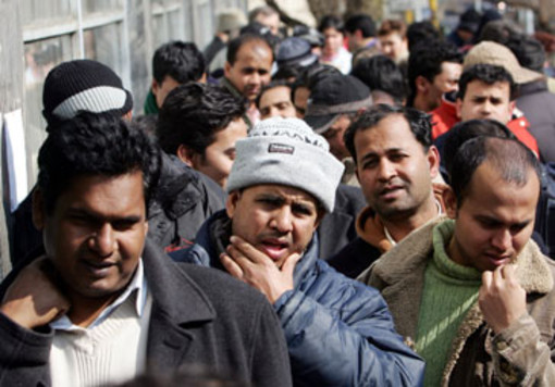 Migranti in fila per il permesso di soggiorno