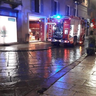 Incendio nella notte nel negozio Benetton di corso Alfieri