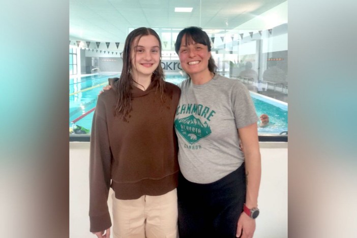 Nella foto, d'archivio, la Tassinari in posa insieme ad Alice Franco, altra grande protagonista del nuoto astigiano