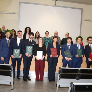 Foto di gruppo dei neo laureati