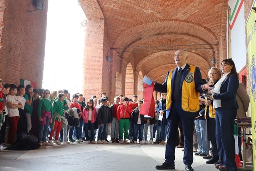 Unità e gioia: la celebrazione del tricolore con i Lions Club e i bambini di Asti [FOTO]