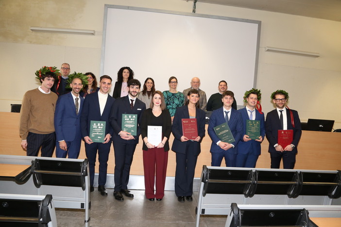 Foto di gruppo dei neo laureati