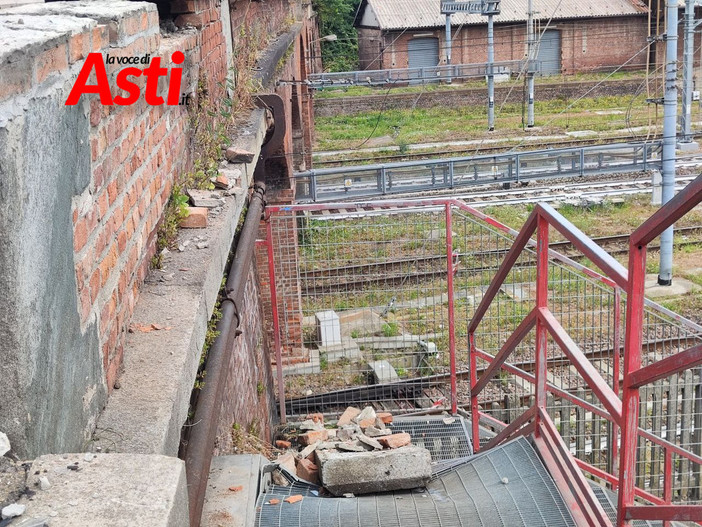 I nuovi danni arrecati al muretto del cavalcavia ferroviario di corso Savona