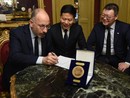 Il momento del conferimento del titolo a Zhao Zhijn