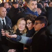 Le ore astigiane della Meloni: ressa, selfie e vin brulé (e poche risposte ai giornalisti) [FOTO E VIDEO]