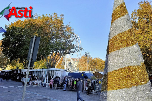 Il mercato di piazza Alfieri tra gli ultimi allestimenti del Magico Paese (Merphefoto)