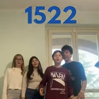 &quot;Non sei sola&quot;: contro la violenza componi il numero 1522 [VIDEO]