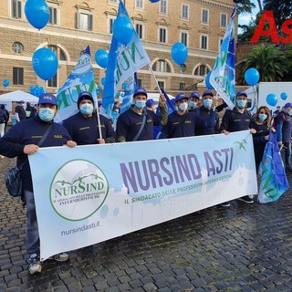 Ieri il grido degli infermieri a Roma è volato alto: &quot;Non siamo eroi, ma professionisti&quot; [VIDEO]