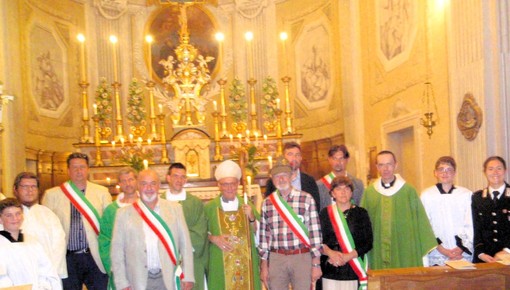 Foto di gruppo con il nuovo parroco