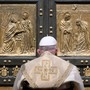 Il Papa apre la Porta Santa a San Pietro la notte di Natale - Ph @pontifex