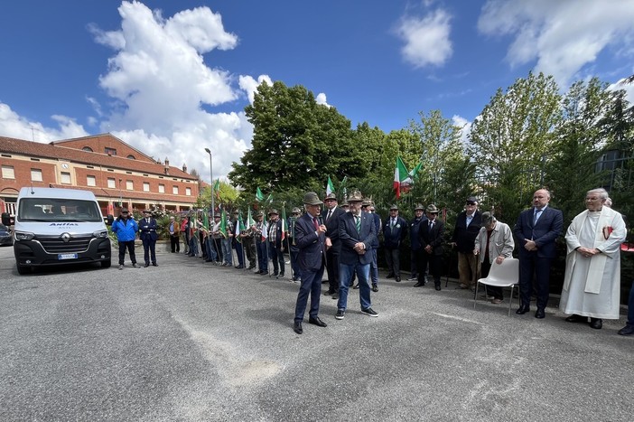 Un momento della cerimonia nel cortile dell’Anffas di  Asti