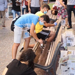 Nella foto, di Efrem Zanchettin-MerfePhoto, alcuni volontari di un'associazione impegnati a rimettere a nuovo una panchina