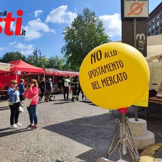 I palloncini gialli apparsi oggi in occasione della Fiera Carolingia (merfephoto)