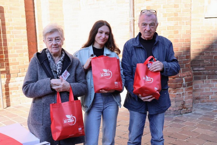 Continua ad Asti &quot;La mela dell'Aism&quot; : l'iniziativa celebra il suo trentesimo compleanno