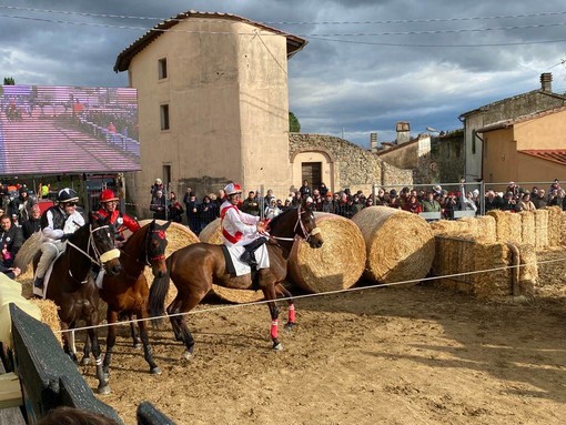 Un momento del Palio di Buti