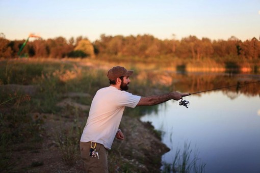 Cosa serve per pescare al lago: attrezzature e tecniche di pesca