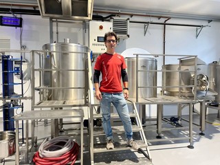 Alessandro e il suo microbirrificio artigianale a Canelli