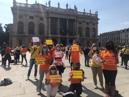 Sotto la Regione la disperazione dei lavoratori del turismo: “Senza aiuti non sopravviveremo” [FOTO e VIDEO]