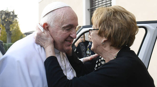 Papa Francesco incontra i parenti a Tigliole (Photo credit Vatican Media)