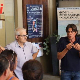 L'assessore Mario Bovino incontra i commercianti nell'androne del Municipio di Asti