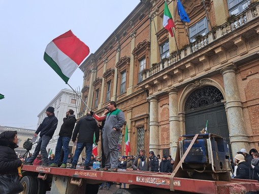 Alcune immagini della protesta ad Alessandria che vede coinvolti anche molti agricoltori astigiani