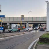 La coda, ieri, in corso Casale, per i lavori di asfaltatura davanti alla rotonda del centro commerciale &quot;Il Borgo&quot;