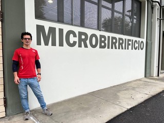 Alessandro e il suo microbirrificio artigianale a Canelli