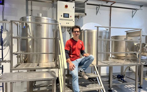 Alessandro e il suo microbirrificio artigianale a Canelli