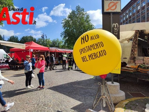 I palloncini gialli apparsi oggi in occasione della Fiera Carolingia (merfephoto)