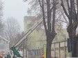 I lavori di potatura degli alberi ieri in corso Pietro Chiesa